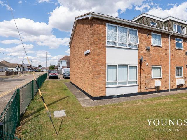 Flat for sale in Leigh Beck, Essex