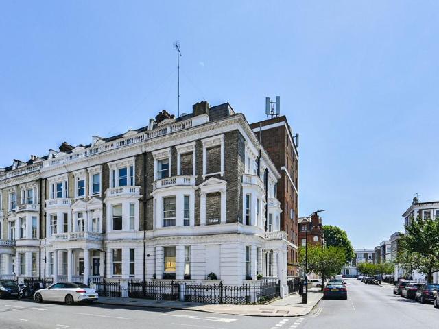 Flat for sale in West Kensington, Greater London