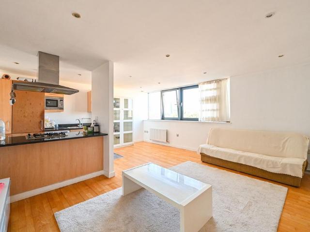 Flat for sale in Poplar Grove, Greater London
