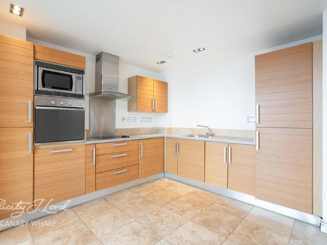 Flat for sale in Isle Of Dogs, Greater London