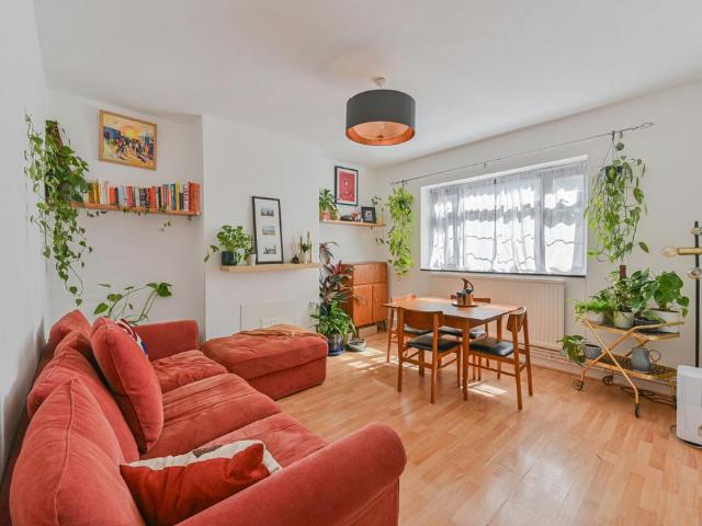 Flat for sale in Clapham, Greater London