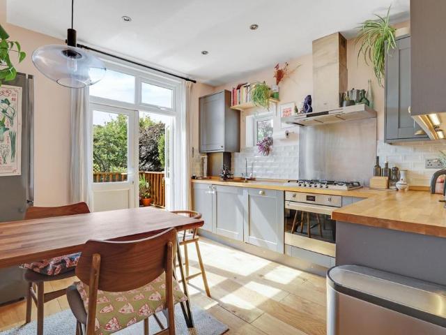 Flat for sale in London Borough of Lewisham, Forest Hill