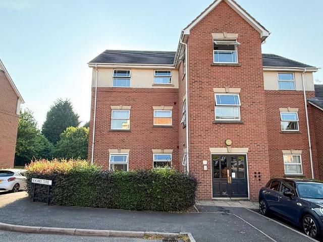 Flat for sale in Bromsgrove, Worcestershire