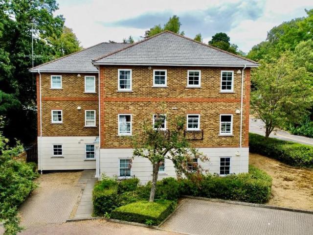 Flat for sale in Heol-las, Surrey