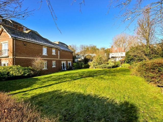 Flat for sale in London Borough of Hounslow, Spring Grove