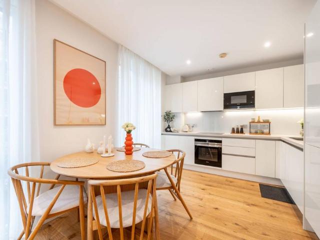 Flat for sale in North Kensington, Greater London