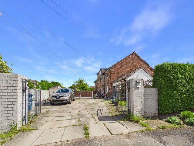 Flat for sale in Roby Mill, Lancashire