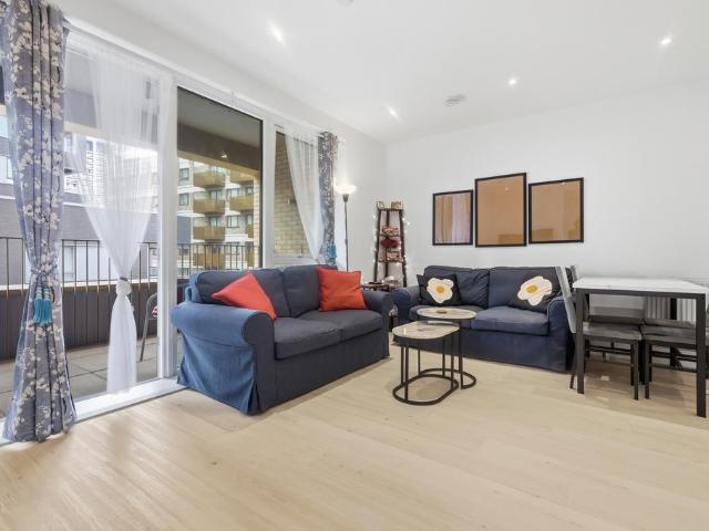 Flat for sale in Canning Town, Greater London