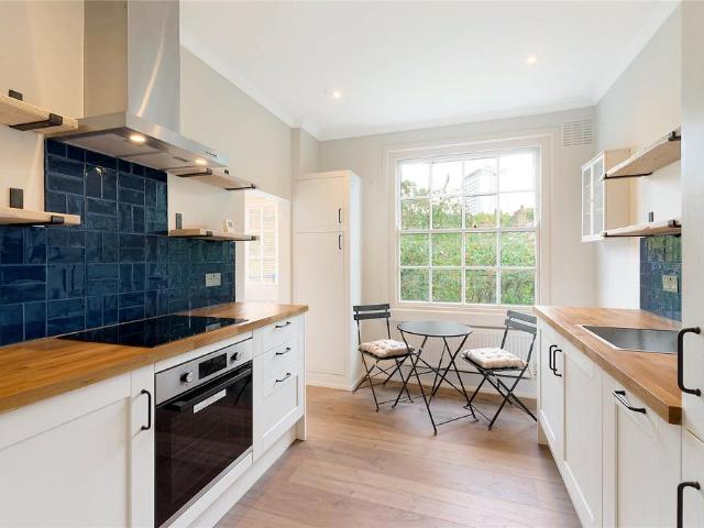 Flat for sale in Clapham Junction, Greater London