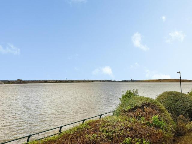 Flat for sale in Purfleet, Essex