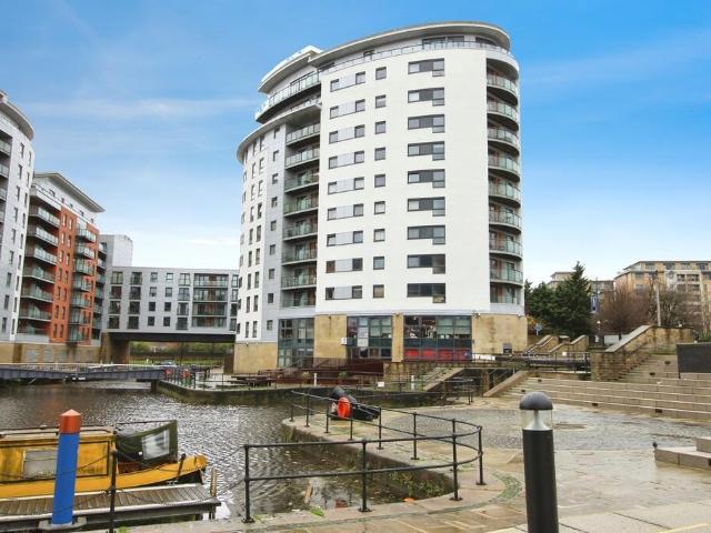 Flat for sale in Steander, Leeds