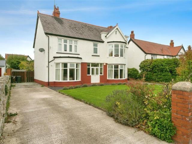 Flat for sale in Colwyn Bay, Wales