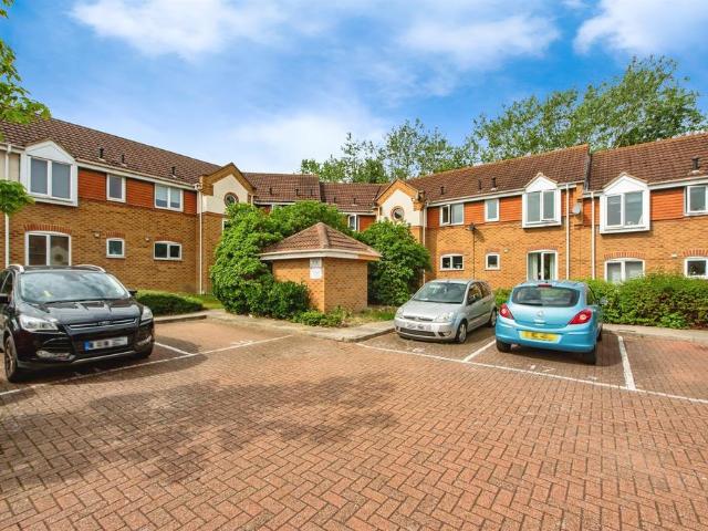 Flat for sale in Grays, Essex
