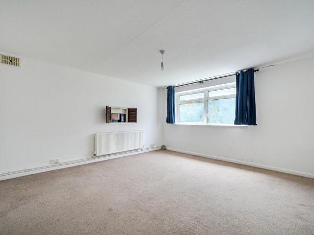 Flat for sale in London Borough of Ealing, Perivale