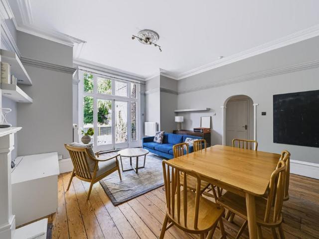 Flat for sale in Willesden Green, Greater London