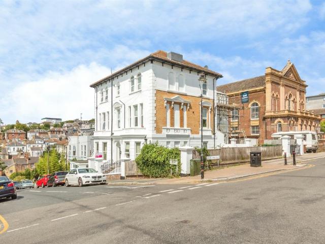 Flat for sale in Bohemia, Guestling Green