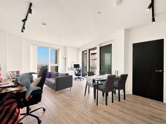 Flat for sale in London Borough of Ealing, Park Royal