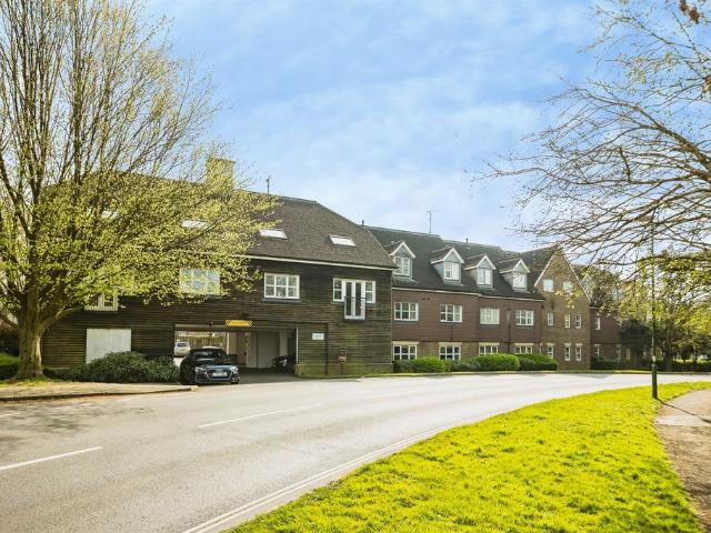 Flat for sale in Perryfields, West Sussex