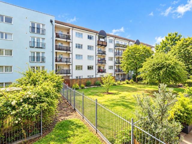 Flat for sale in St. George in the East, Greater London