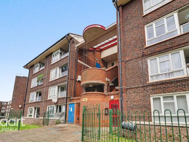 Flat for sale in Mill Hill, Greater London