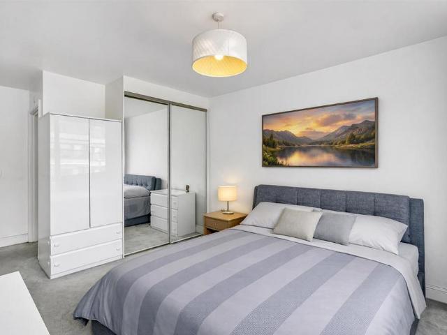 Flat for sale in Streatham Hill, Greater London