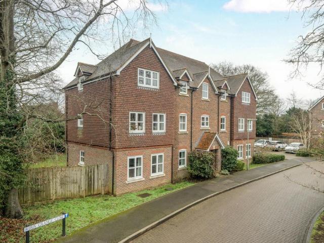 Flat for sale in Milford, Fole