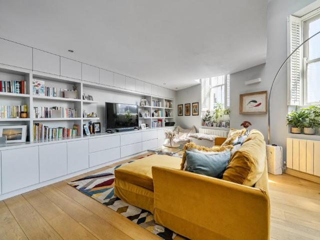 Flat for sale in Earl's Court, Greater London