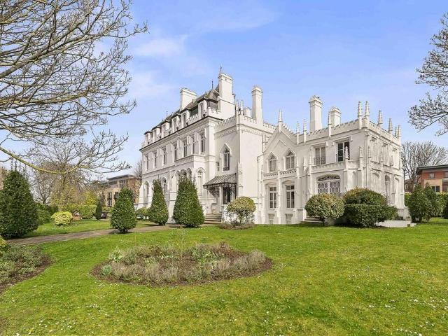 Flat for sale in Hammersmith, Greater London