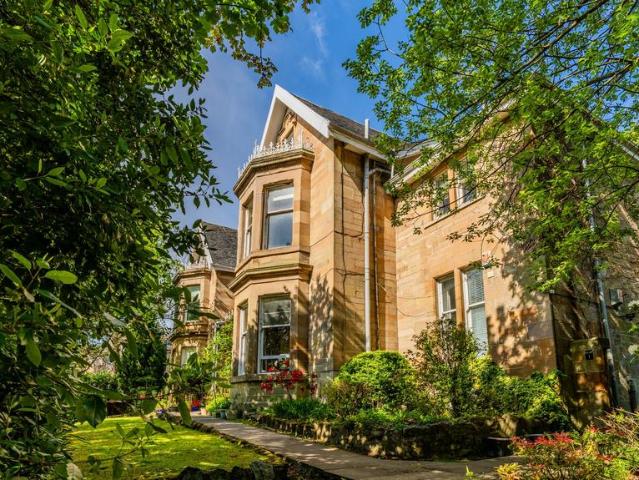 Flat for sale in Crosshill, Scotland