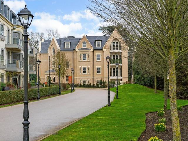 Flat for sale in Row Town, Surrey
