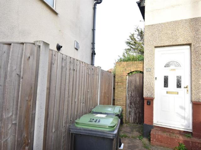 Flat for sale in Southchurch, Alton Barnes