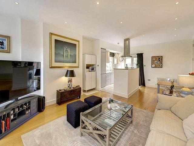 Flat for sale in Brompton, Greater London