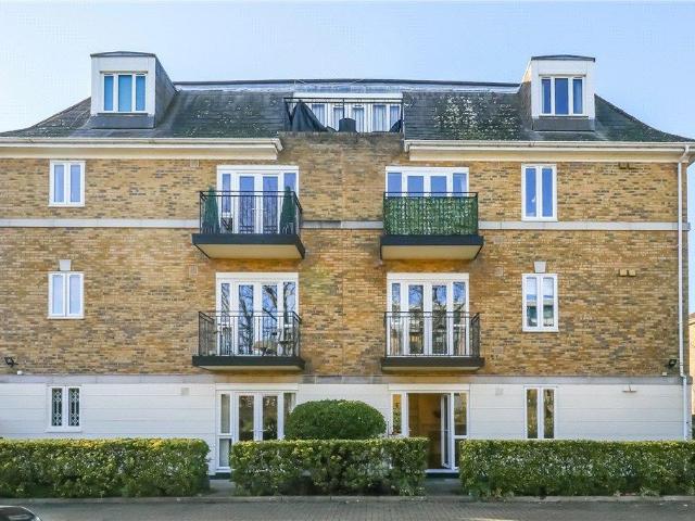 Flat for sale in London Borough of Merton, Raynes Park