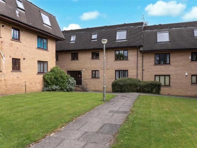 Flat for sale in Shawmoss, Shawlands