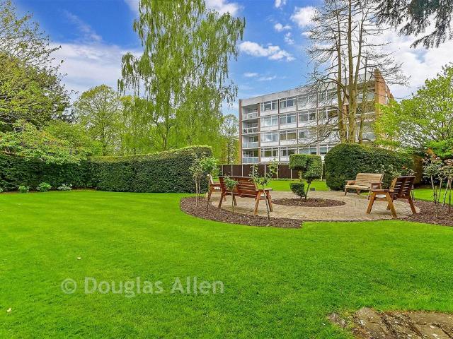 Flat for sale in Chigwell, Epping