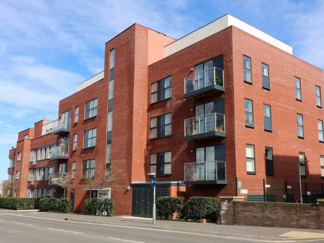 Flat for sale in Perryfields, West Sussex