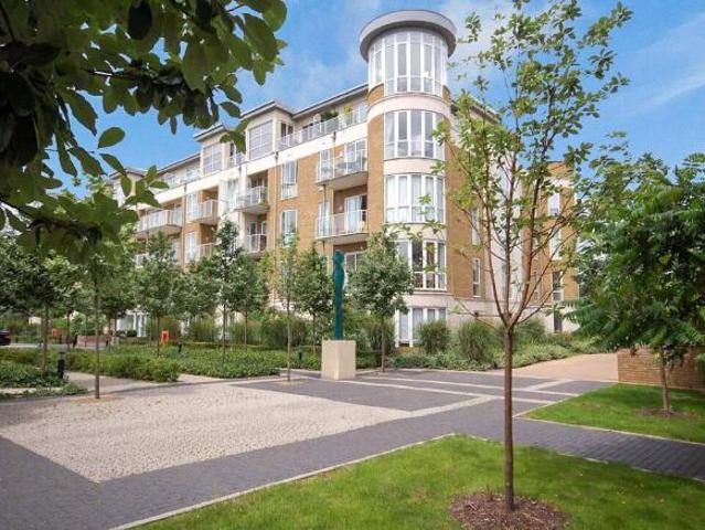 Flat for sale in Kew, Greater London
