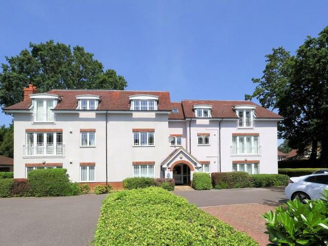 Flat for sale in London Borough of Croydon, Shirley