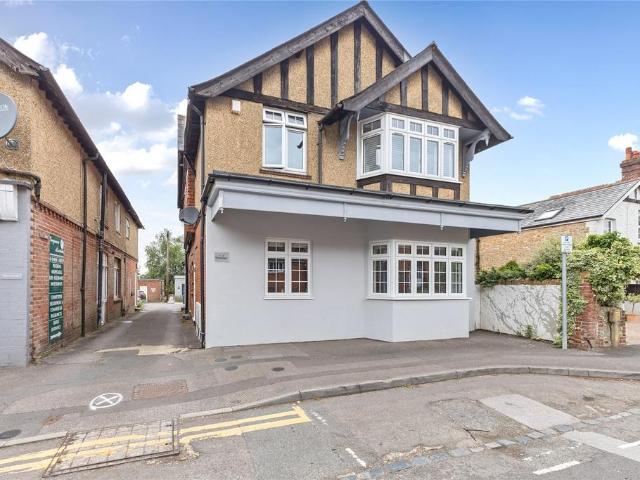 Flat for sale in Fole, Surrey