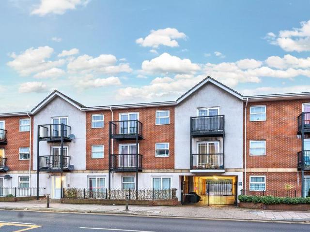 Flat for sale in Elmers End, Greater London