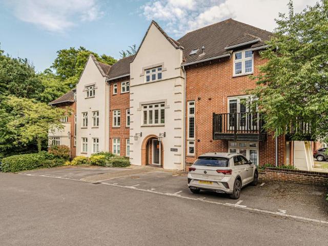 Flat for sale in Sleepers' Hill, Hampshire