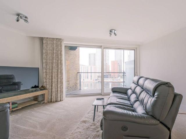 Flat for sale in Boardwalk Place, Blackwall