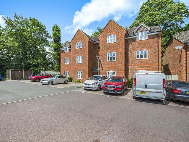 Flat for sale in Woking, Surrey