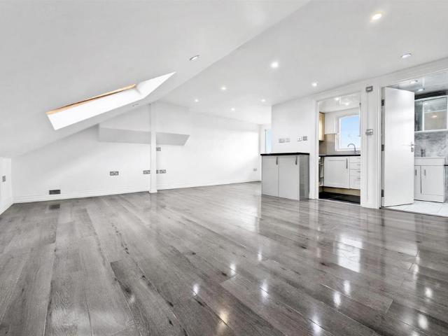 Flat for sale in London Borough of Merton, Mitcham