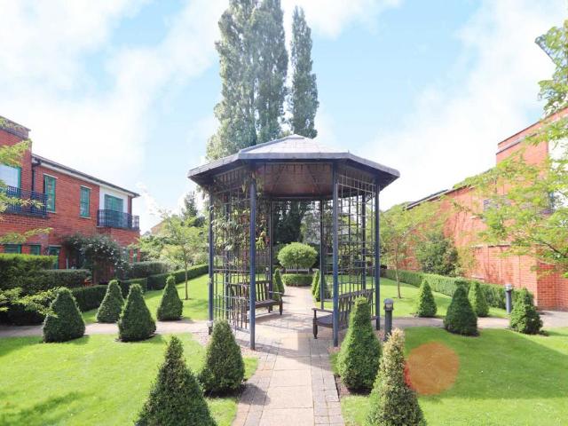 Flat for sale in Worcester Park, Greater London
