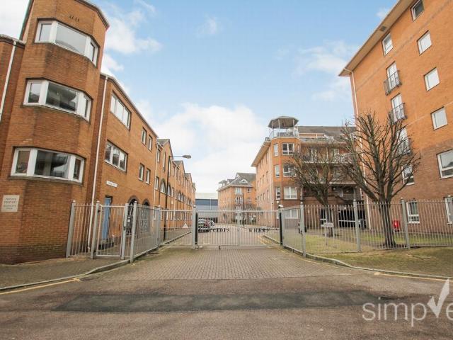 Flat for sale in Isle Of Dogs, Greater London