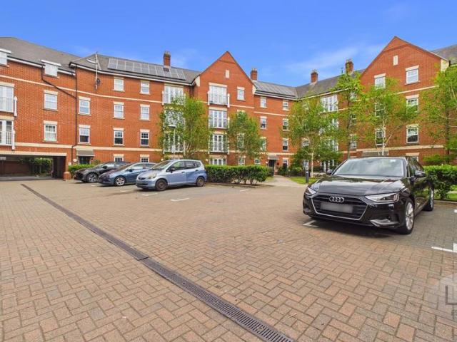 Flat for sale in Broxbourne, Hertfordshire