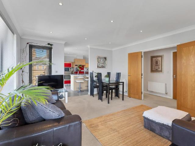 Flat for sale in Kentish Town, Greater London