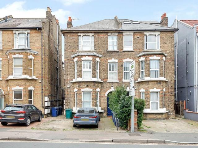 Flat for sale in Golders Green, Greater London