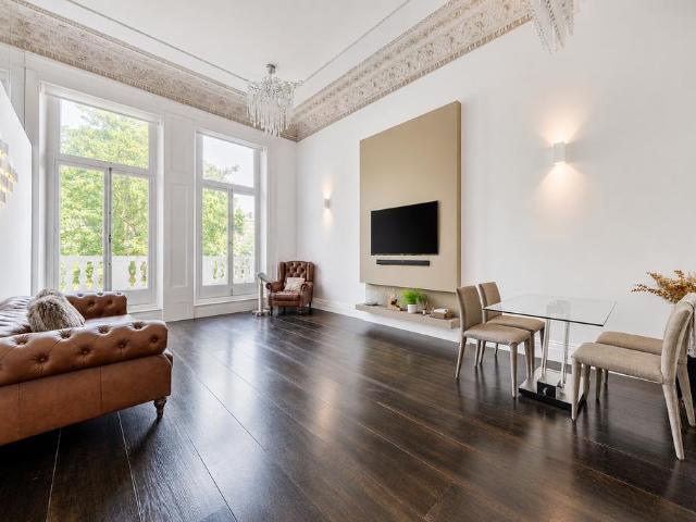 Flat for sale in Earl's Court, Greater London